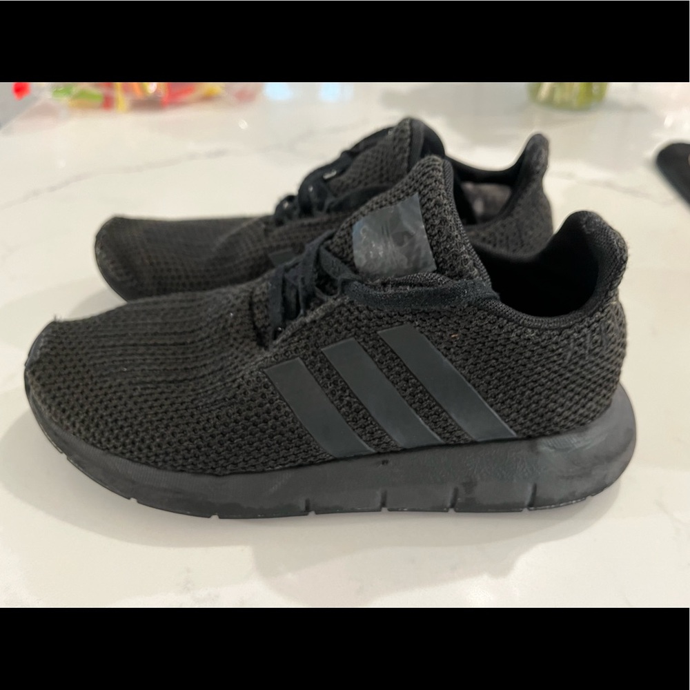 Adidas youth tennis shoe size 3Y
